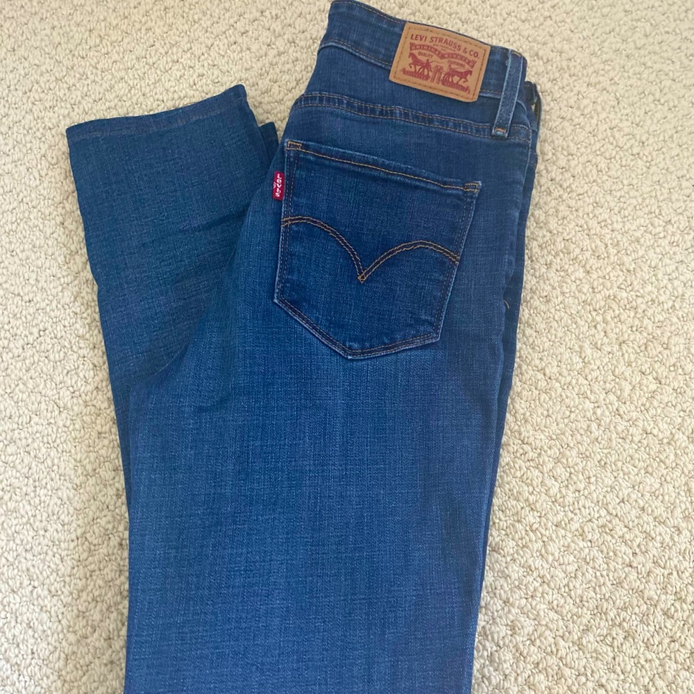 Like new Levi’s 721, size 28, inseam 26’. Medium wash.